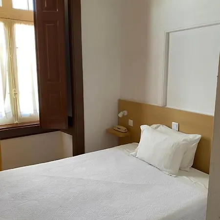 Lusa Atenas בית הארחה 2*